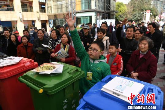 重庆主城日均产生活垃圾逾7500吨 官方吁市民分类投放