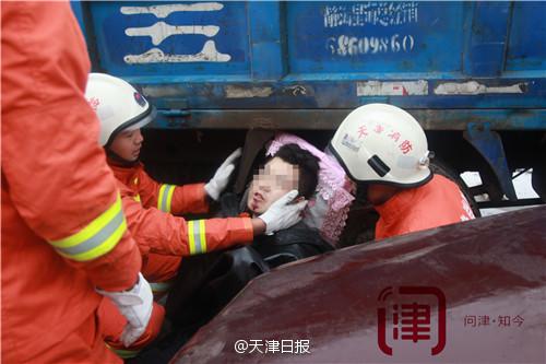 大雾车祸后 男子因围观拍照被撞