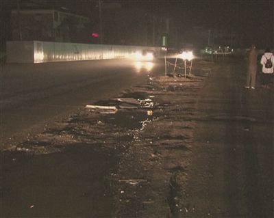南京:道路无路灯 施工不围挡