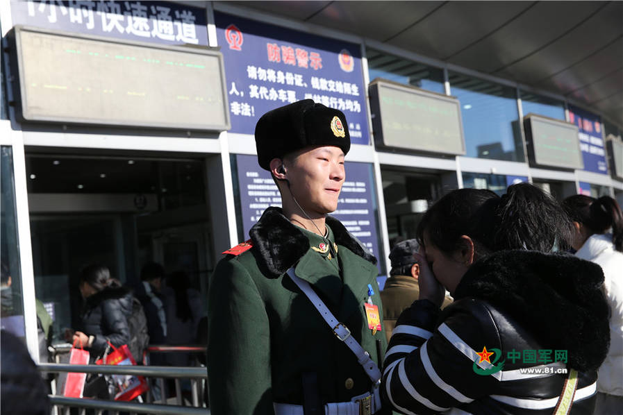 春运首日:父母这样和当兵执勤的孩子相聚