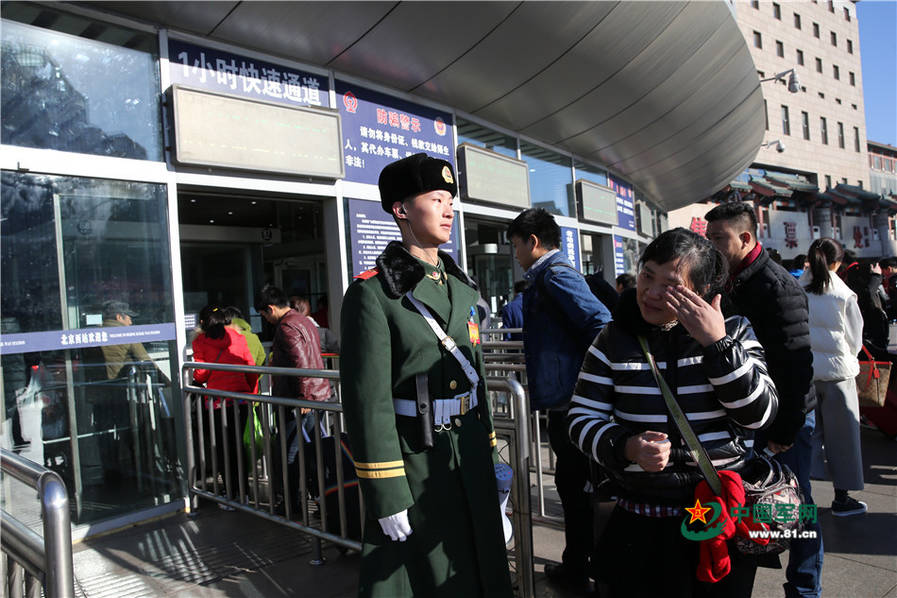 春运首日:父母这样和当兵执勤的孩子相聚