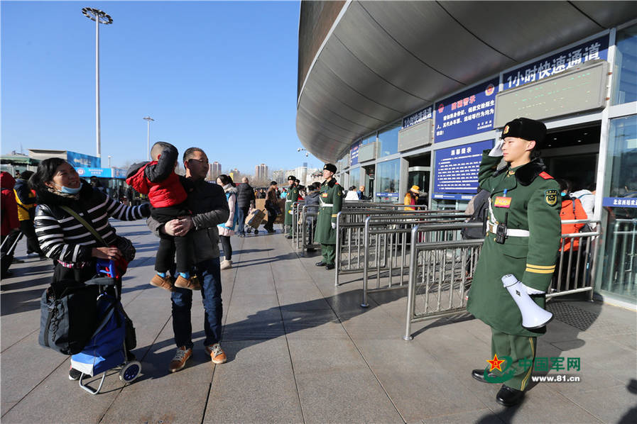 春运首日:父母这样和当兵执勤的孩子相聚
