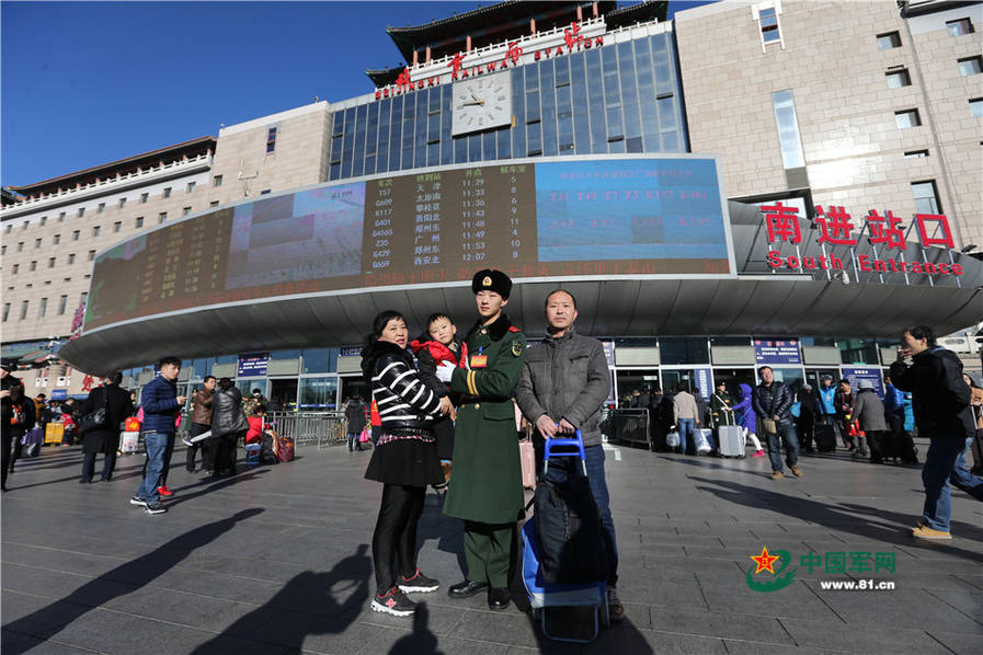 春运首日﹕父母这样和当兵执勤的孩子相聚