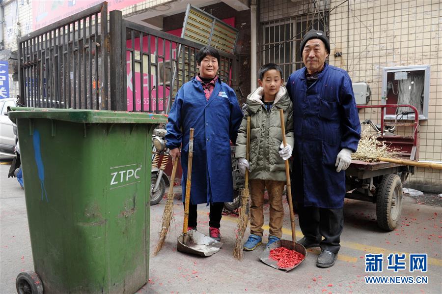 合肥11岁男孩寒假帮爷爷奶奶当“环卫工” _生活要闻 _光明网