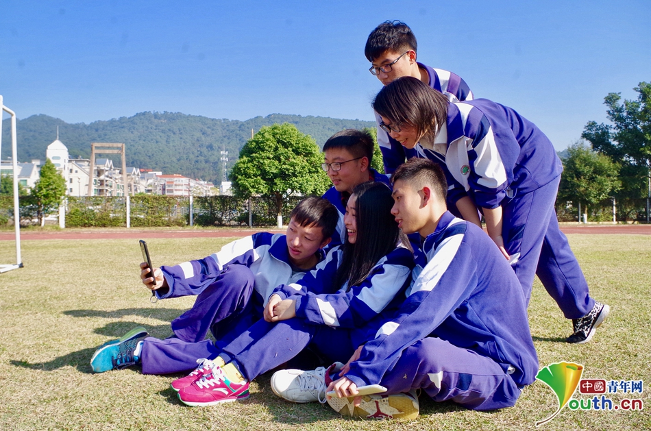 仁化中学的操场上,有一群刚毕业现读大一的大学生们,他们穿着中学校服