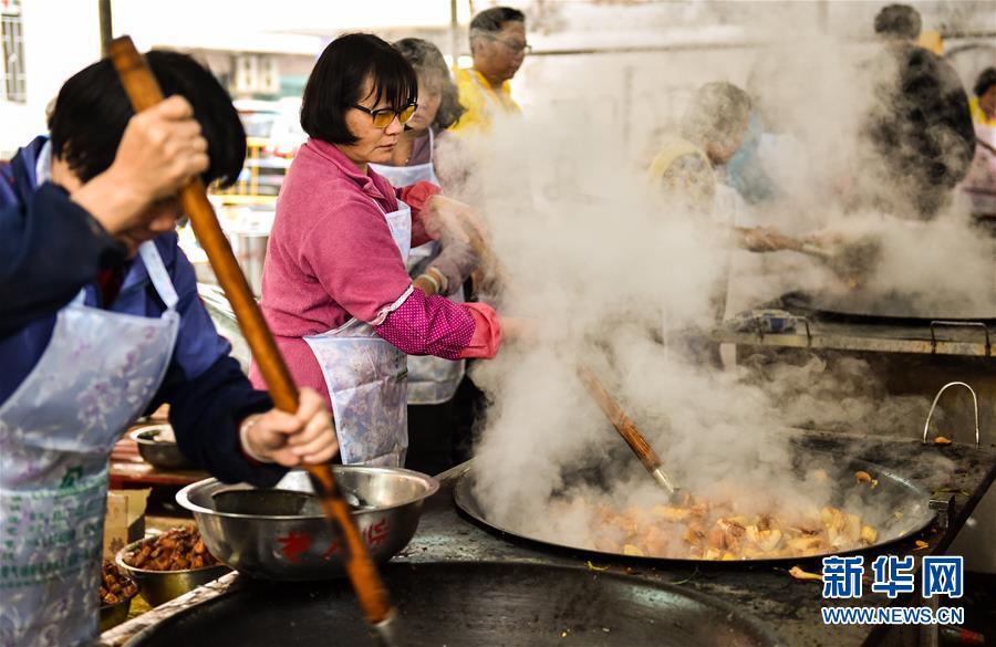 深圳超3000人围坐尝