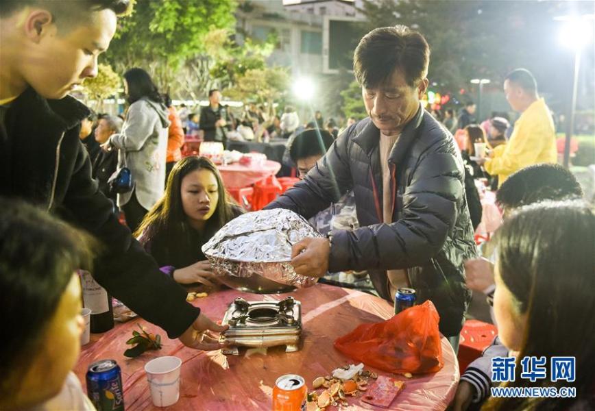 深圳超3000人围坐尝