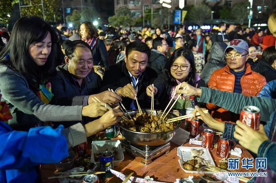 深圳超3000人围坐尝