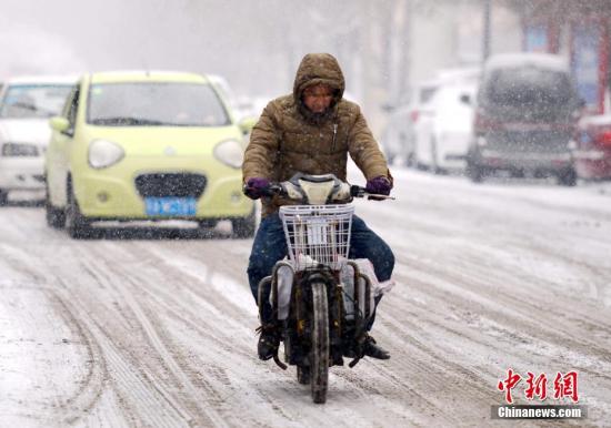 全国多地迎大范围雨雪天气 气温“跳崖式”下跌