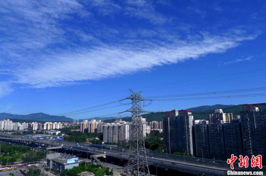 全国多地迎大范围雨雪天气 气温“跳崖式”下跌