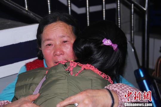 云南母女失散20年后重聚 女儿已听不懂家乡方言