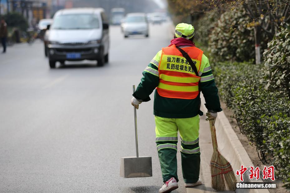 西安环卫工穿萌属性背心扫街(3)_精彩图集 _