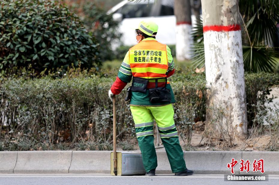 西安环卫工穿 萌属性 背心扫街(5)_精彩图集_光