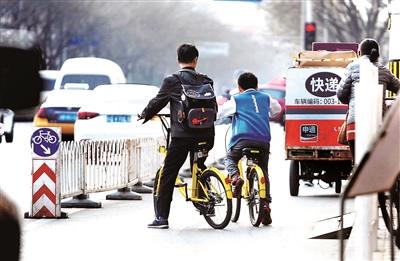 小学生骑共享单车上路情况渐多 遭遇事故谁能负责？