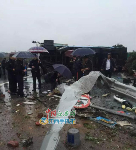 海口至南京方向客车在江西境内侧翻 1人死亡