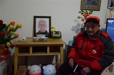 老兵诀别：95岁抗战女兵去世 98岁老伴痛埋纪念章