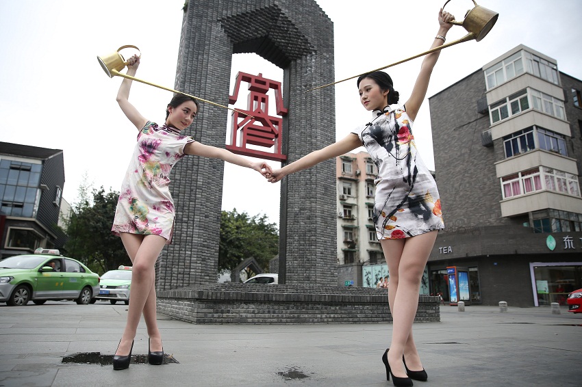 旗袍美女成都宽窄巷子学长嘴壶龙行十八式