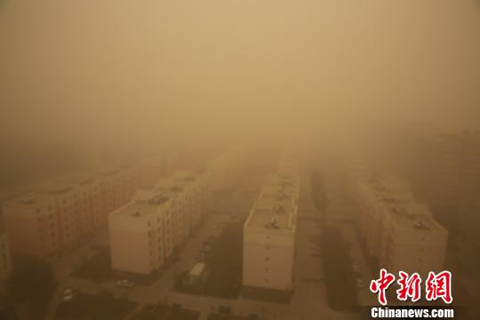 新疆南部地区遭沙尘暴袭击黄沙漫天(图)