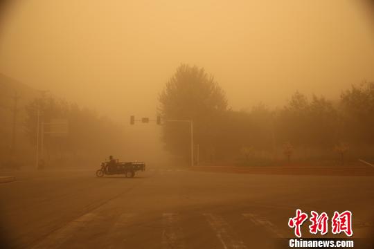 新疆南部地区遭沙尘暴袭击黄沙漫天(图)