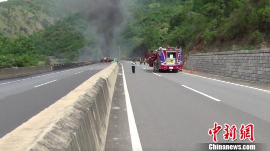 云南高速路上一油罐车侧翻起火爆炸 无人员伤亡