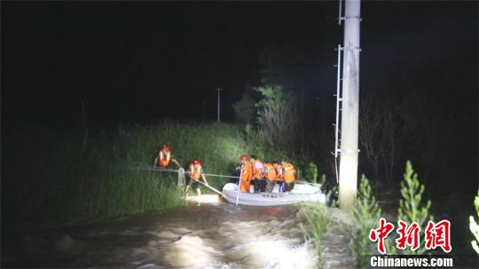 湖北鄂州一湖堤溃口 消防官兵深夜搜救转移民众