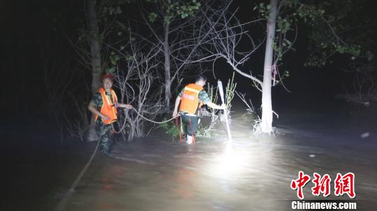 湖北鄂州一湖堤溃口 消防官兵深夜搜救转移民众