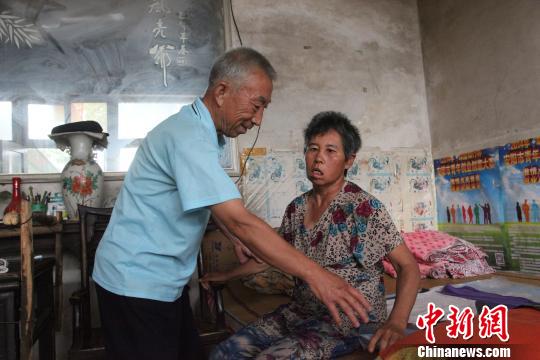 邢台男子照料“植物人”妻子2年 邢台男子照料“植物人”妻子2年妻子终获新生(图)