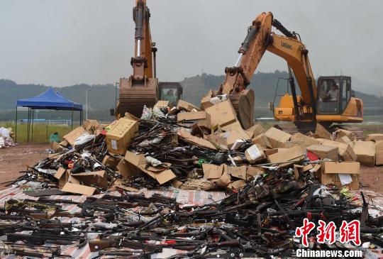 重庆警方集中销毁逾万支管制刀具和非法枪支
