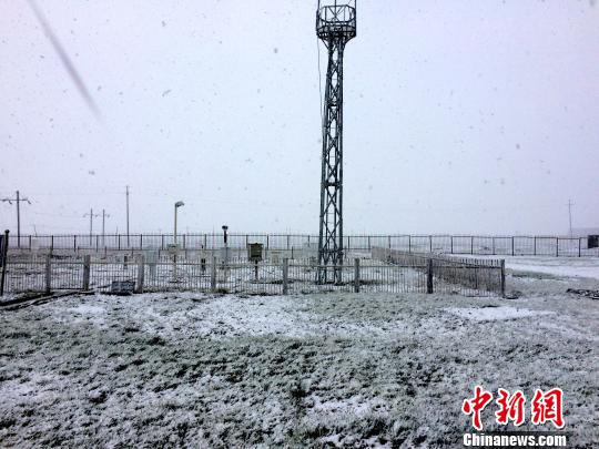 青海唐古拉山出现降雪致车辆滞留、交通受阻