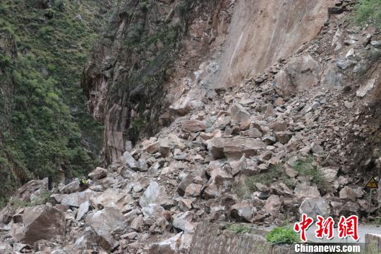川藏公路海通沟段塌方 武警交通部队抢通道路解救数百被困者