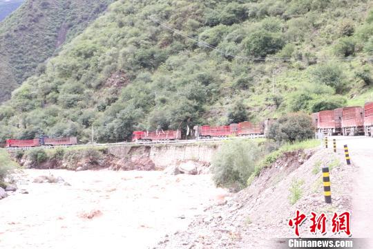 川藏公路海通沟段塌方 武警交通部队抢通道路解救数百被困者