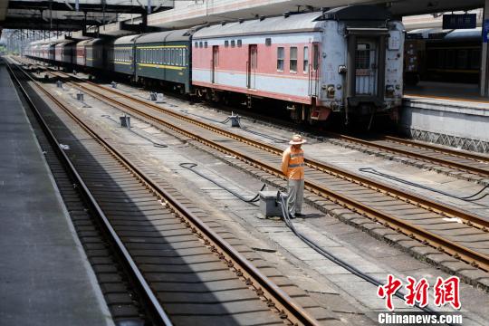 铁路杭州段上水工:行走在滚烫铁轨间的橙色身影 铁路杭州段上水工:行走在滚烫铁轨间的橙色身影