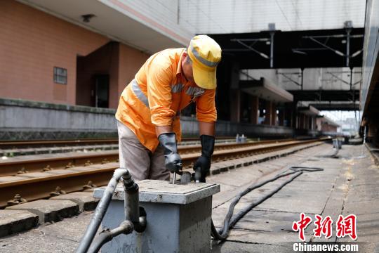 铁路杭州段上水工:行走在滚烫铁轨间的橙色身影