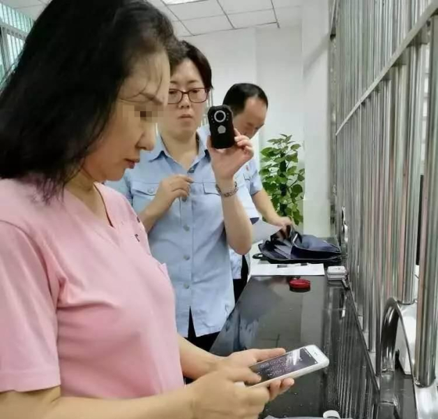 武汉59岁老赖为躲债整容成少女(2)