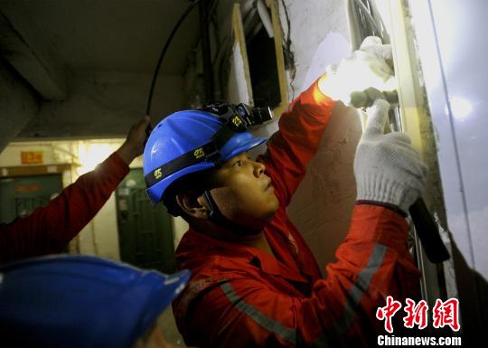国网重庆电力工人更换老旧民居电线保障市民用电