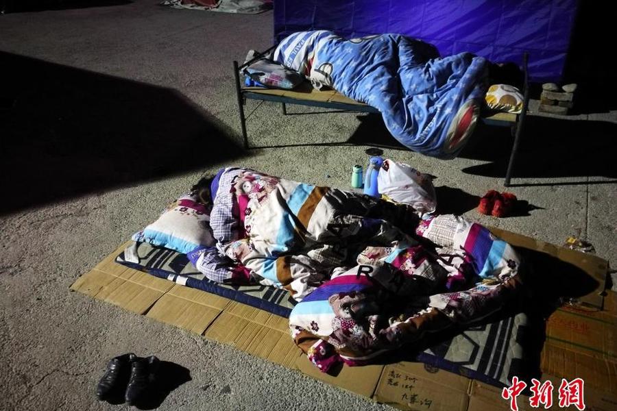九寨沟震区民众避难所露天过夜(1)