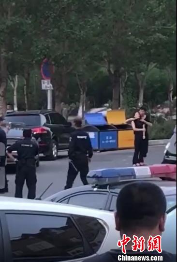 黑龙江一饭店员工持刀劫持主管被警方击伤后身亡