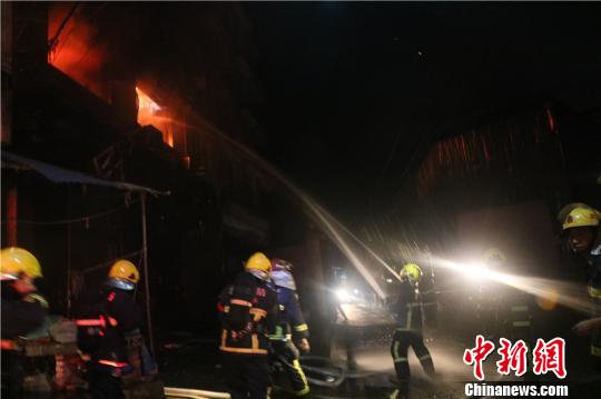 浙江玉环火灾后24小时:多方联动打通火灾救援生命线 浙江玉环火灾后24小时:多方联动打通火灾救援生命线