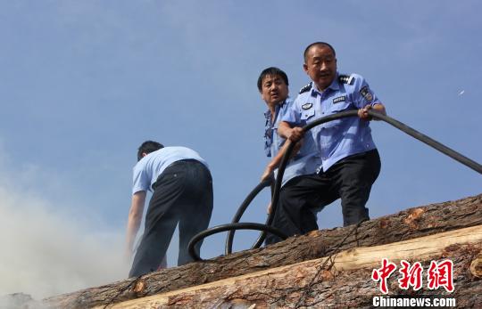 中蒙最大陆路口岸的“老所长”:工作中幸福感升级 中蒙最大陆路口岸的“老所长”:工作中幸福感升级