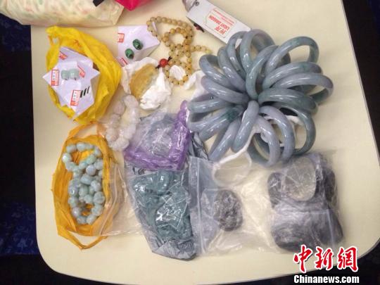 热心乘警帮旅客妥善处理遗失巨额珠宝(图) 热心乘警帮旅客妥善处理遗失巨额珠宝(图)