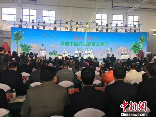 首届中国养生美食文化节青岛开幕500多斤面塑创纪录