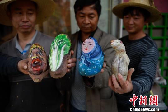 云南农民艺术家用土豆作画成“网红”(图) 云南农民艺术家用土豆作画成“网红”(图)