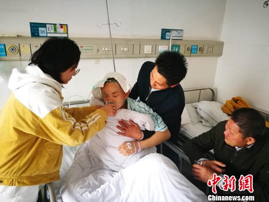 湖南22年女孩骑电动滑板车摔伤 湖南22年女孩骑电动滑板车摔伤三波好心人相助过难关