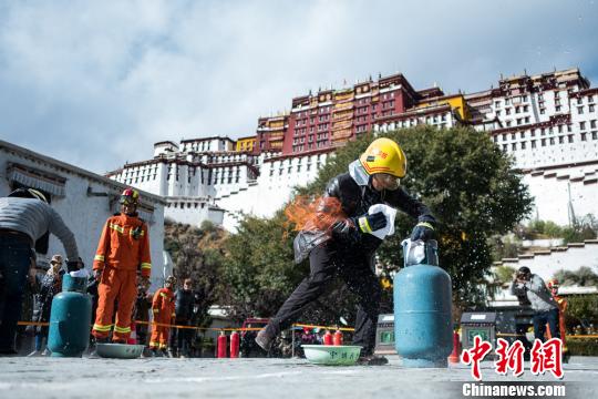 拉萨布达拉宫警民参加消防运动会 拉萨布达拉宫警民参加消防运动会守护世遗安全