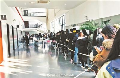 中戏推明星同款羽绒服滋生黄牛 中戏推明星同款羽绒服滋生黄牛个别学生加价千元