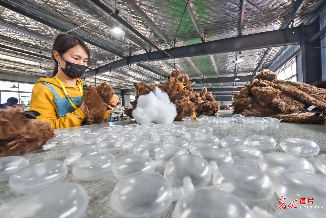 河南宜阳：扶贫车间生产忙