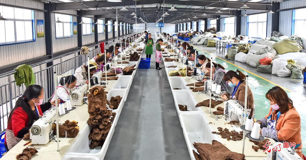 河南宜阳：扶贫车间生产忙