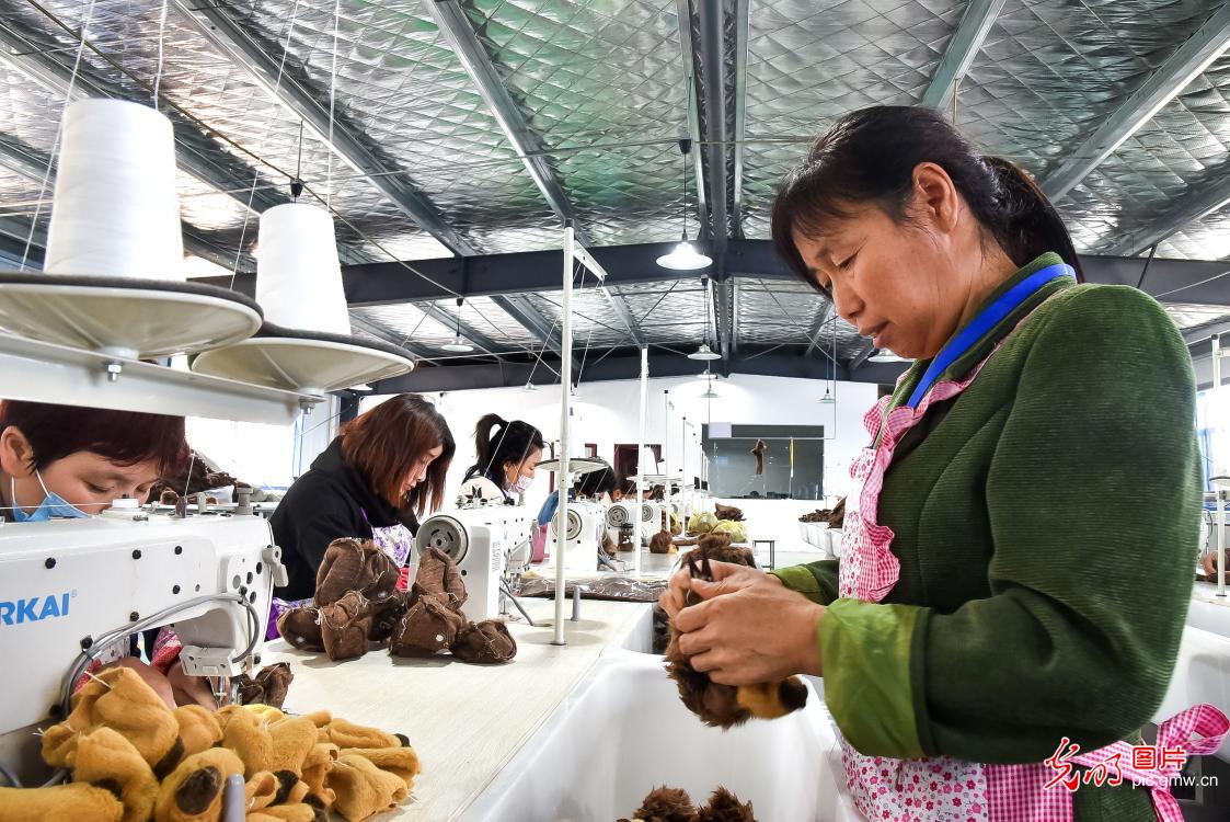 河南宜阳：扶贫车间生产忙