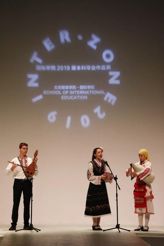 “洋模特”亮相北京服装学院第二届校园国际日