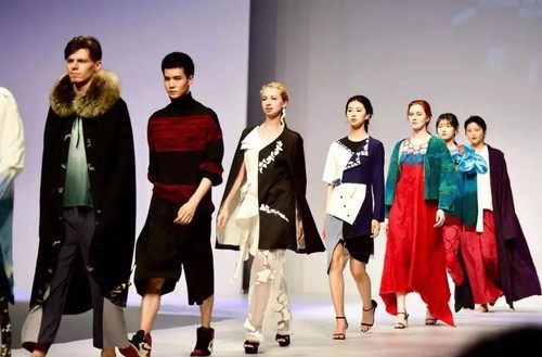 “洋模特”亮相北京服装学院第二届校园国际日